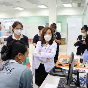 จดหมายข่าว รพ.มทส. : คณะผู้บริหาร รพ.มทส. ลงพื้นที่เยี่ยมสำรวจภายในโรงพยาบาลในกิจกรรม IC & ENV Round และระบบงานอาชีวอนามัย