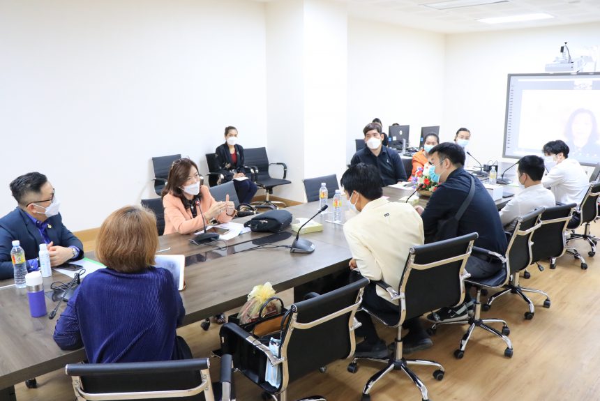 จดหมายข่าว รพ.มทส. : การประชุมหารือร่วมกับ ทีมวิจัย รองเท้า SuraSole เพื่อหารือแนวทางการสร้างความร่วมมือพัฒนาวิจัยและนวัตกรรมทางการแพทย์