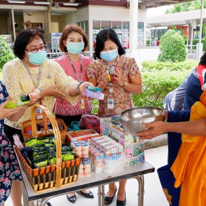 จดหมายข่าว รพ.มทส. : จัดกิจกรรม ตักบาตรอาหารแห้ง สามเณร 30 รูป ในโครงการบรรพชาสามเณรหมู่ภาคฤดูร้อน