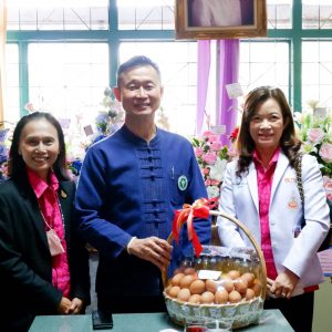 จดหมายข่าว รพ.มทส. : ร่วมมอบกระเช้าแสดงความยินดี แก่ นายแพทย์ สุผล ตติยนันทพร เพื่อเป็นเกียรติและแสดงความยินดีในการเข้ารับตำแหน่งนายแพทย์สาธารณสุขจังหวัดนครราชสีมา