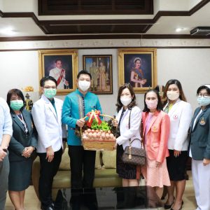 จดหมายข่าว รพ.มทส. :  ทีมบริหาร รพ.มทส. เข้าร่วมมอบกระเช้าแสดงความยินดีแก่ นายสยาม ศิริมงคล แสดงความยินดีในโอกาสเข้ารับตำแหน่งผู้ว่าราชการจังหวัดนครราชสีมาคนใหม่