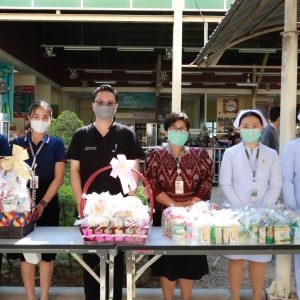 จดหมายข่าว รพ.มทส. : กิจกรรมทำบุญตักบาตรข้าวสาร อาหารแห้ง สามเณร 19 รูป