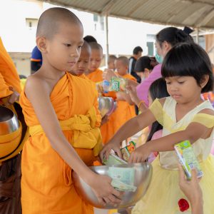 📸 ภาพกิจกรรม : พิธีตักบาตรข้าวสารอาหารแห้ง กับ พระภิกษุและสามเณร 30 รูป