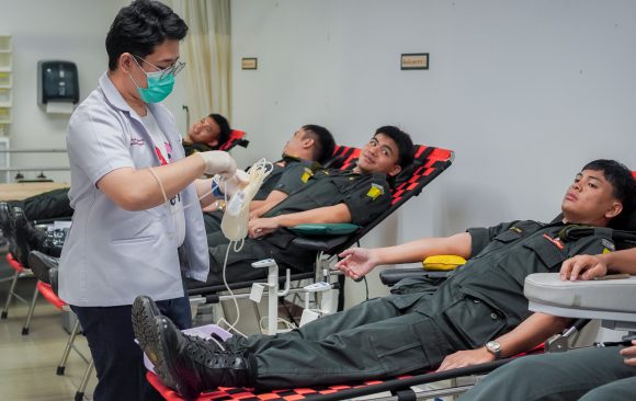📸 ภาพกิจกรรม : ศูนย์ฝึกนักศึกษาวิชาทหารมณฑลทหารบกที่ 21 นครราชสีมา นำนักศึกษาวิชาทหาร จำนวน 60 กว่าคน ร่วมบริจาคโลหิต รพ.มทส.